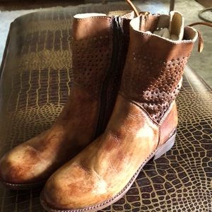 Brown distressed boots, excellent condition, non smokers home